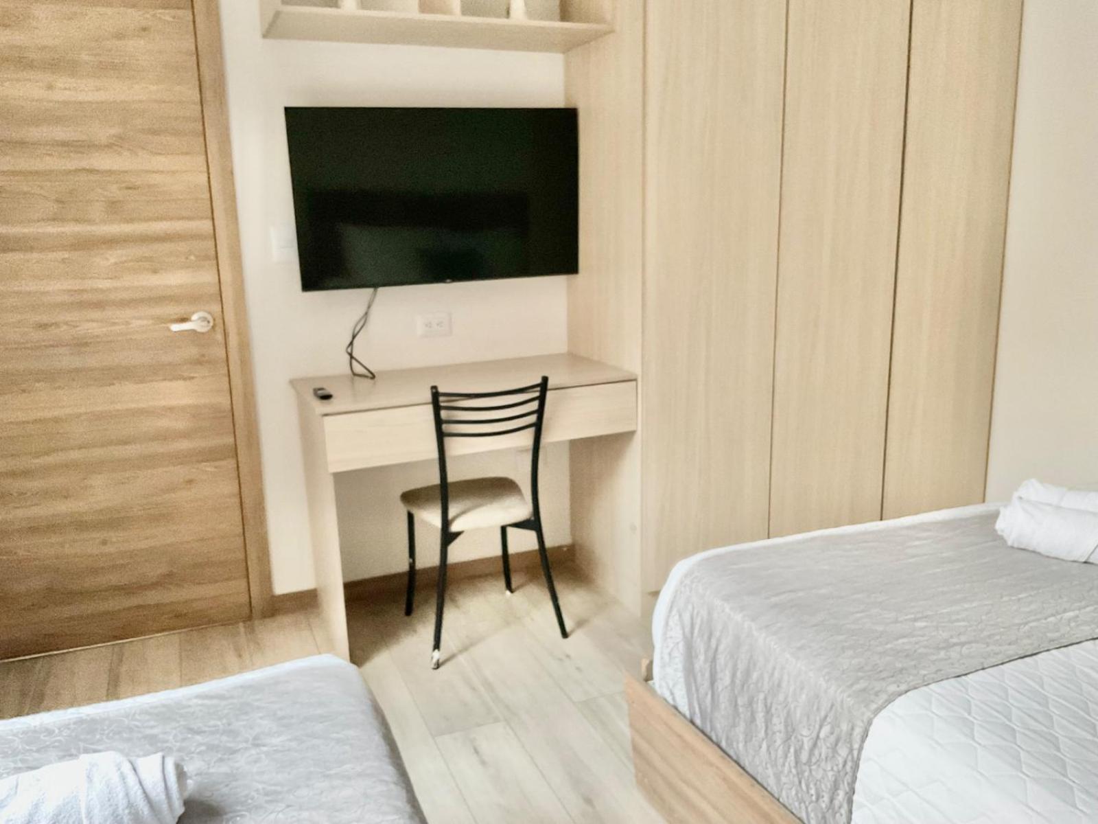Hotel Brist0L Suites Centro Historico Куенка Екстериор снимка