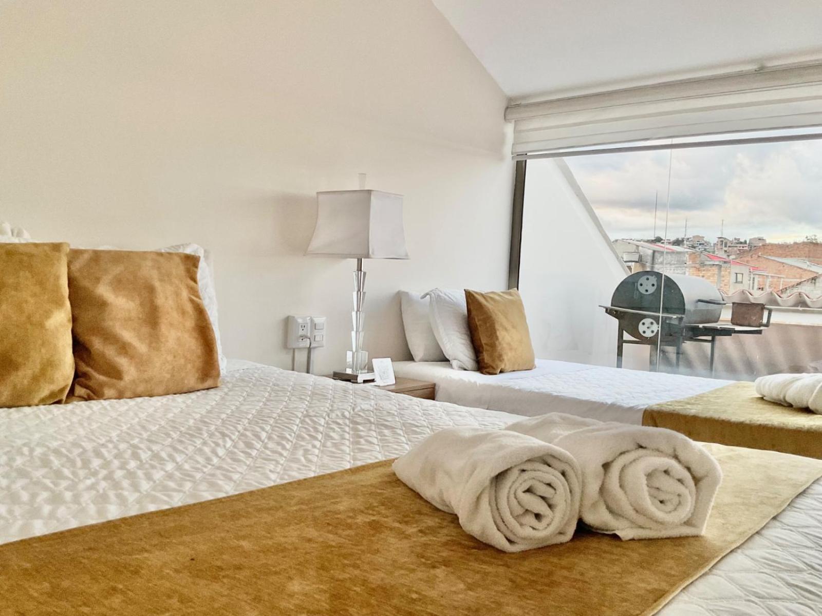 Hotel Brist0L Suites Centro Historico Куенка Екстериор снимка